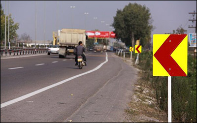 افزایش ایمنی جاده های استان مازندران با نصب انواع تابلو و علائم ایمنی