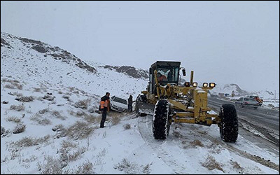 امدادرسانی به ۱۲۵ دستگاه خودرو گرفتار در برف در سطح جاده های استان خراسان جنوبی